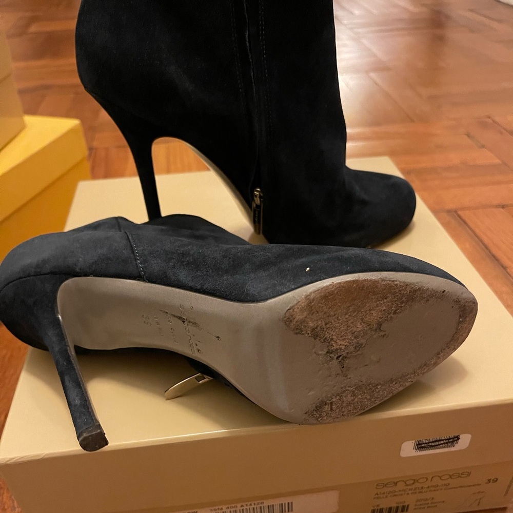 Navy blue booties lightly worn